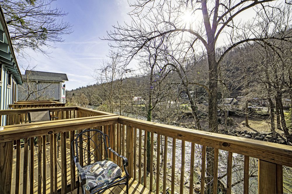 Riverside Lodge at Chimney Rock: 289 Main St, Chimney Rock, NC 28720